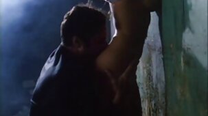 ઉત્તેજિત busty સુંદરતા તેના pussy માં ફુલ સેકસી એચડી વીડીયો આંગળીઓ મૂકી.